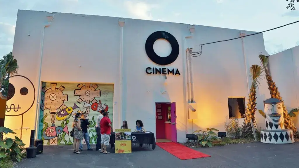 O Cinema con sala de cine independiente y público en experiencia cultural innovadora