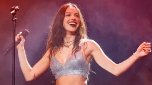 Olivia Rodrigo en concierto con escenario iluminado y público durante presentación en vivo