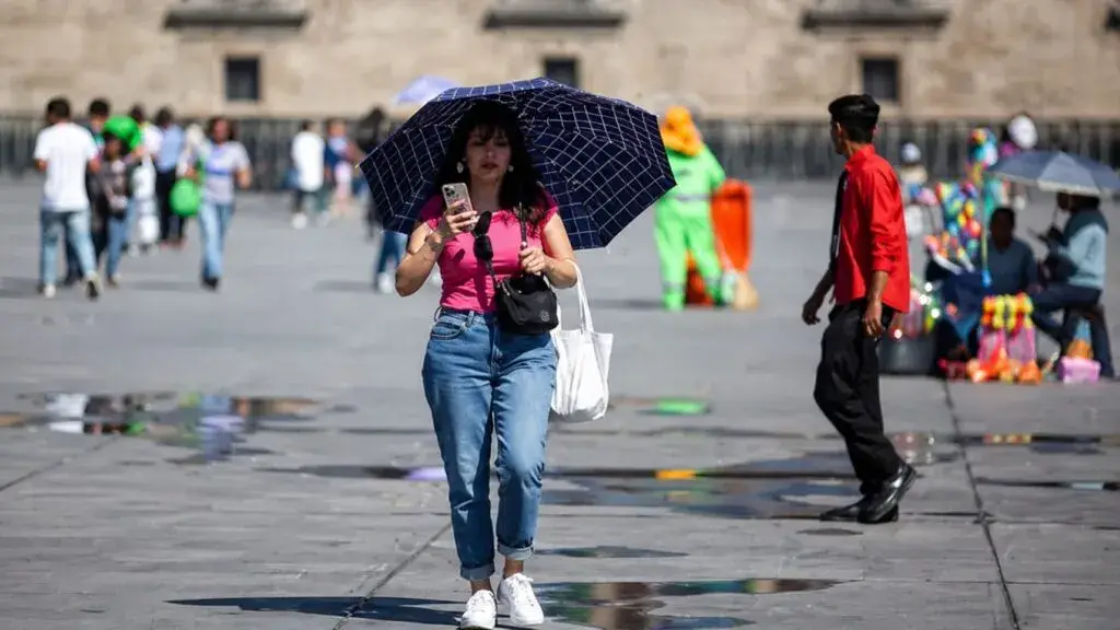 onda de calor en México con temperaturas extremas y cielo despejado en zona urbana