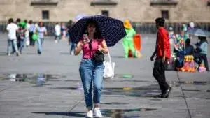 onda de calor en México con temperaturas extremas y cielo despejado en zona urbana