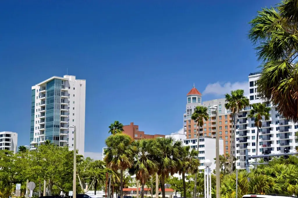 clima en Miami con cielo parcial y temperaturas cálidas en Florida hoy