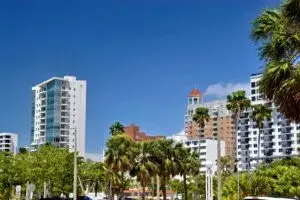 clima en Miami con cielo parcial y temperaturas cálidas en Florida hoy
