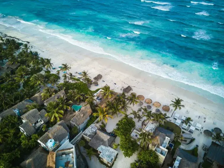 Playa y zona arqueológica de Tulum turismo sostenible en el Caribe mexicano con enfoque cultural y ecológico