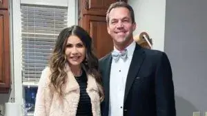 esposo de Kristi Noem polémica Estados Unidos escándalo político impacto mediático