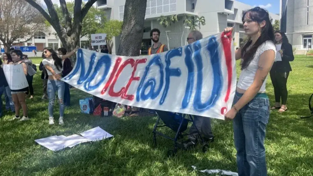 protesta en FIU con estudiantes investigados tras manifestación pacífica contra ICE en campus universitario
