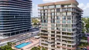 Surfside proyecto de lujo en sitio del colapso con edificio moderno frente al mar y debate inmobiliario