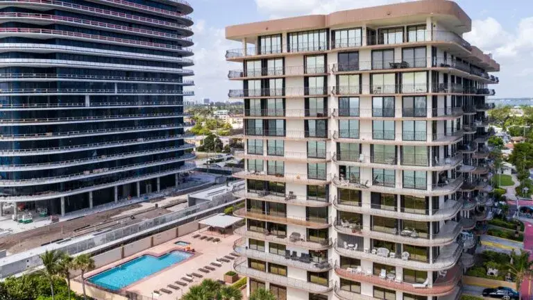 Surfside proyecto de lujo en sitio del colapso con edificio moderno frente al mar y debate inmobiliario