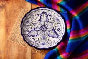 Plato de talavera mexicana con diseño tradicional en pueblo mágico cerca de CDMX, símbolo de artesanía cultural