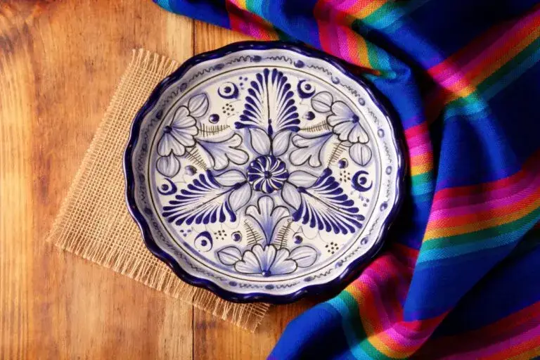 Plato de talavera mexicana con diseño tradicional en pueblo mágico cerca de CDMX, símbolo de artesanía cultural