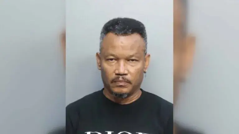 recaudador de impuestos Miami-Dade fraude licencias ilegales investigación Florida