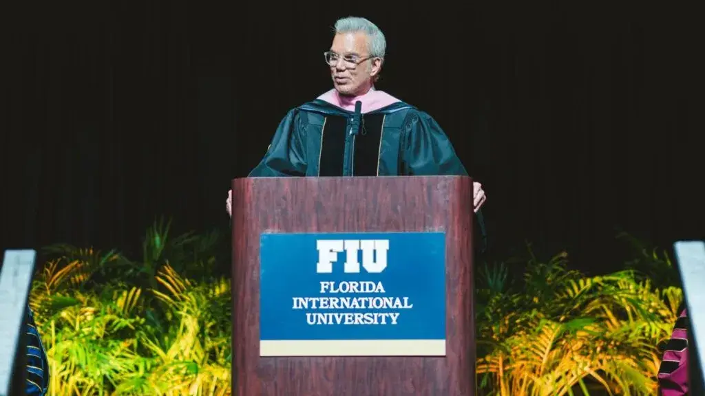 Willy Chirino recibiendo doctorado honorario en ceremonia académica con estudiantes y público