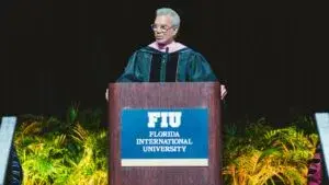 Willy Chirino recibiendo doctorado honorario en ceremonia académica con estudiantes y público