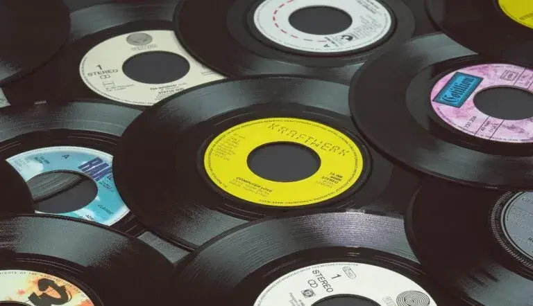 Record Store Day en Miami con tiendas de discos llenas de vinilos y fans durante la celebración musical