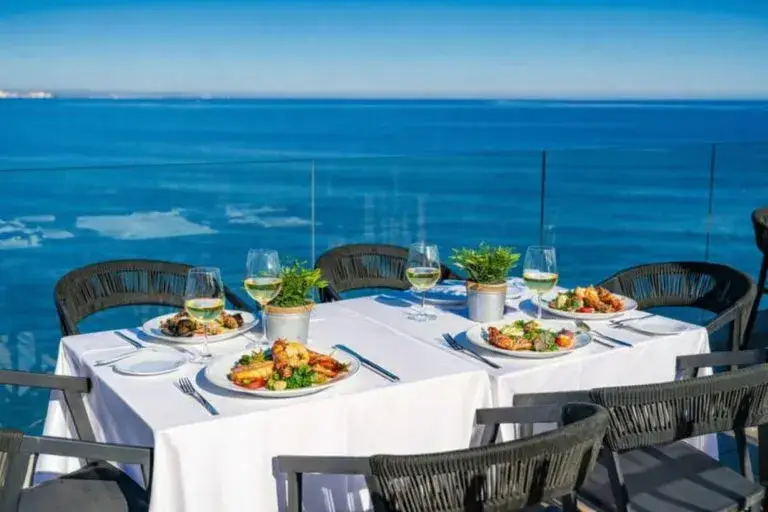 Restaurantes frente a la playa en Miami con vistas al océano y ambiente gastronómico moderno