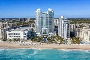 Turismo Little Quebec Florida con vista costera y edificios frente al mar en el sur de Florida