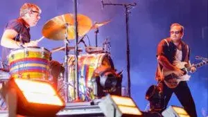 The Black Keys en concierto con guitarras eléctricas y público en show de blues rock