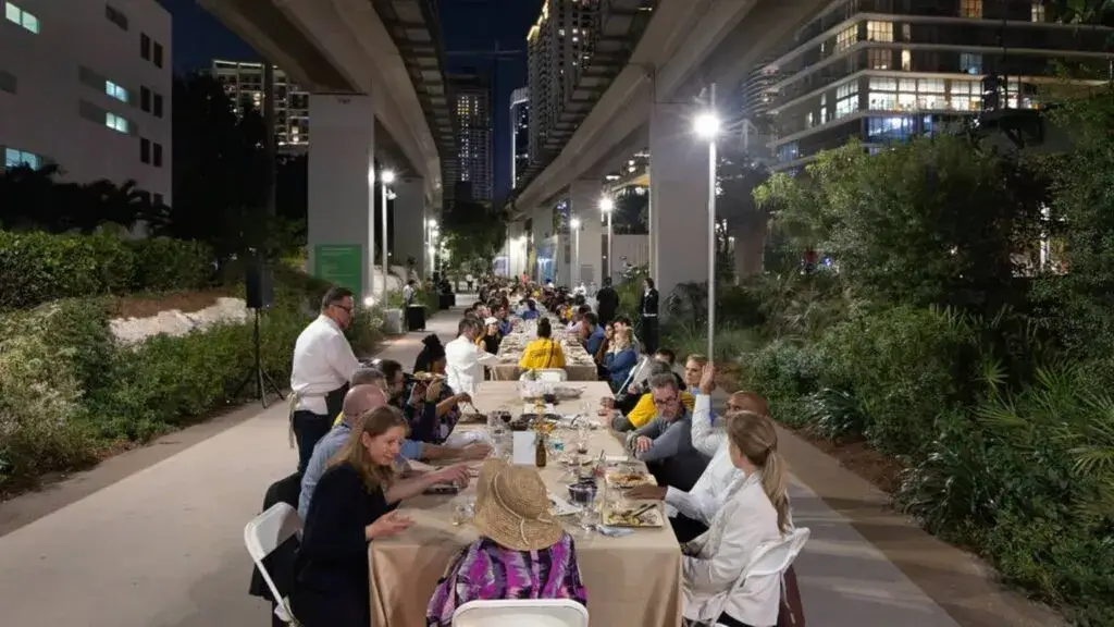 The Longest Table con personas compartiendo comida en mesa larga al aire libre