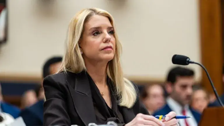 Pam Bondi destitución Estados Unidos caso Epstein crisis política gobierno Trump