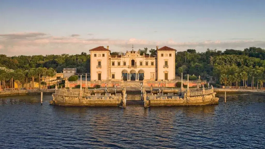Vizcaya Museum & Gardens con villa histórica, jardines y vista al mar como atracción cultural