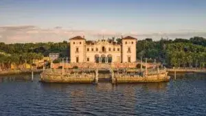 Vizcaya Museum & Gardens con villa histórica, jardines y vista al mar como atracción cultural