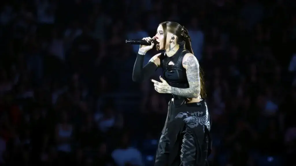 Young Miko concierto Miami Late Checkout Tour Kaseya Center música latina artista