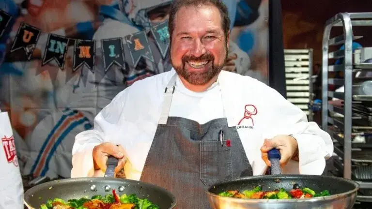 Allen Susser preparando platos inspirados en Chef Allen’s durante cena especial gastronómica