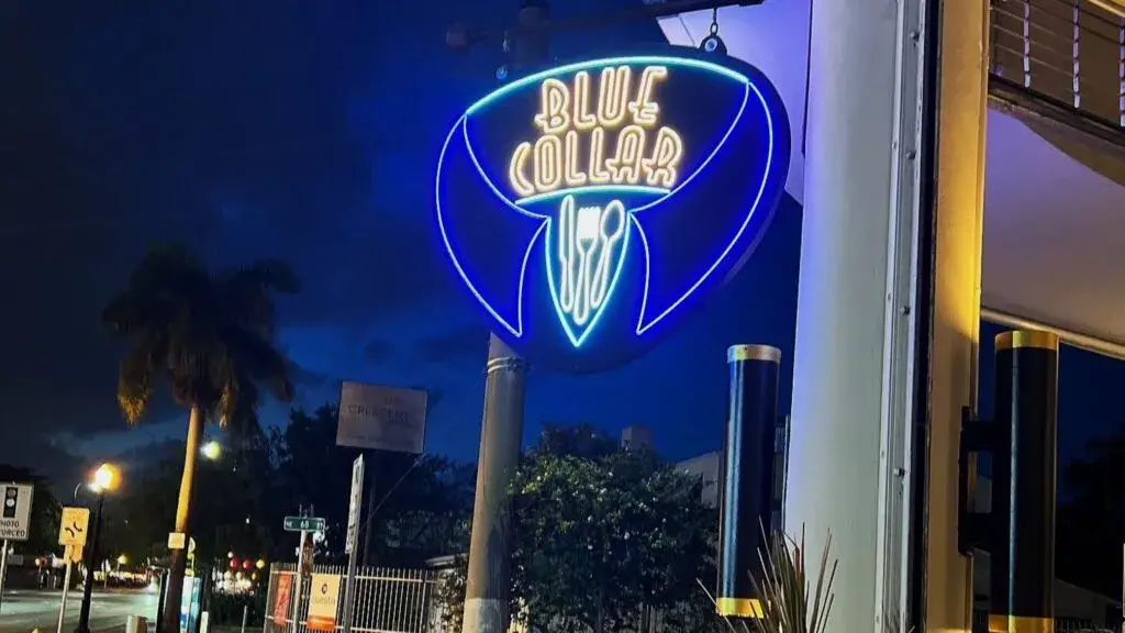 Fachada de Blue Collar en Biscayne Boulevard antes de su cierre en Miami
