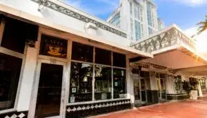 Fachada de un café emblemático Miami Beach afectado por cambios económicos y urbanos en Florida