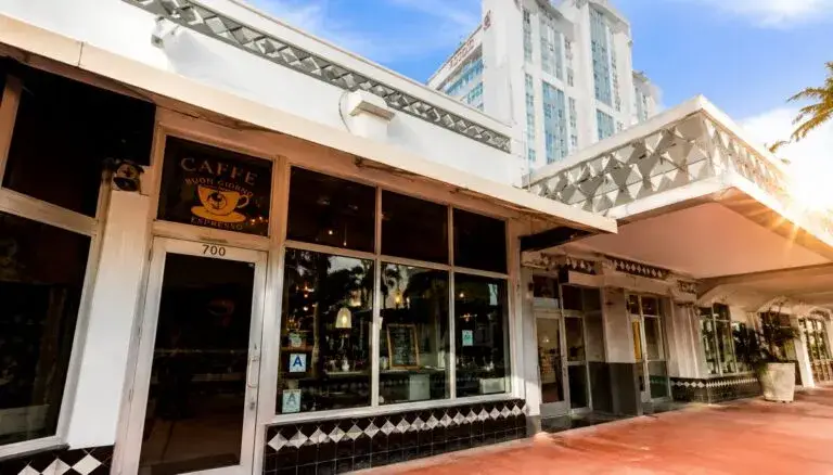 Fachada de un café emblemático Miami Beach afectado por cambios económicos y urbanos en Florida