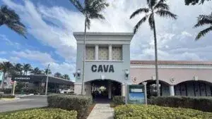 restaurante Cava en Kendall con bowls mediterráneos personalizados y ambiente moderno