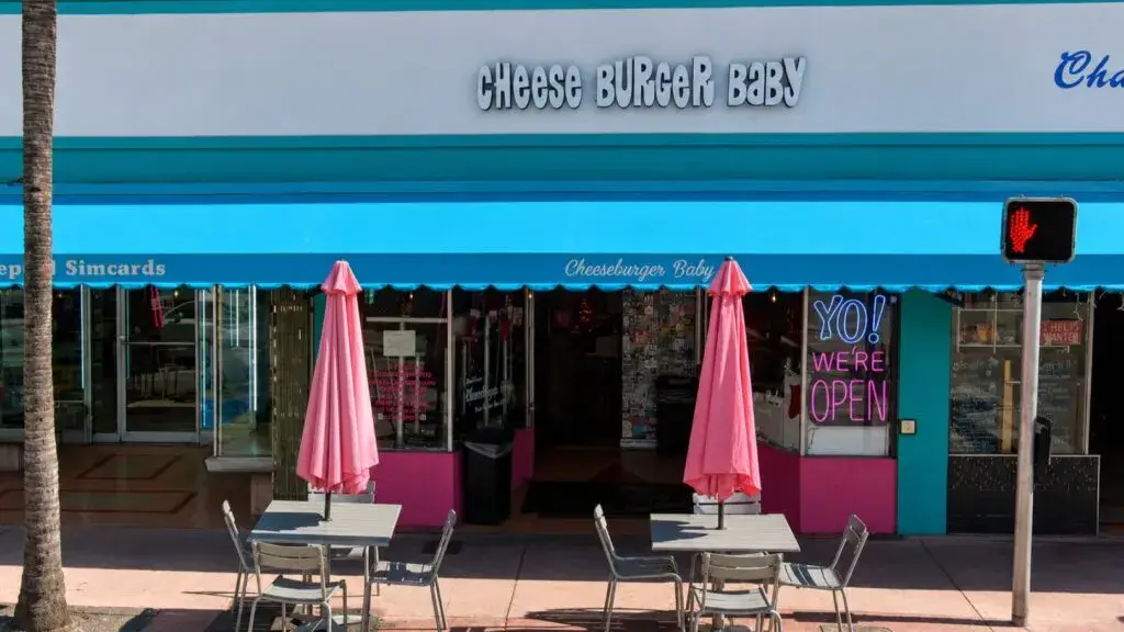 Cheeseburger Baby cerrará tras décadas como restaurante icónico de South Beach en Miami Beach
