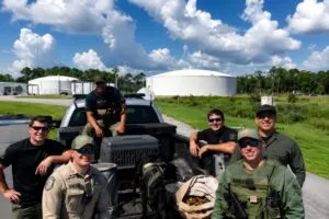 Turistas y aficionados caminan por Miami ante la preocupación por ICE en Miami y el Mundial de Clubes.