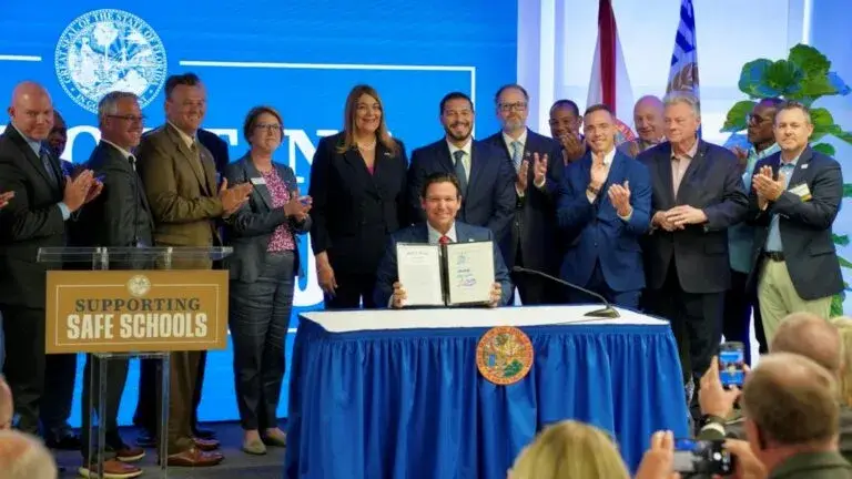 Nueva ley de seguridad escolar permitirá guardianes armados en universidades públicas de Florida