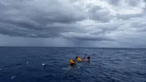 Equipos de rescate trabajan tras accidente de avión frente a la costa de Florida