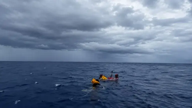 Equipos de rescate trabajan tras accidente de avión frente a la costa de Florida
