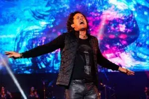 Carlos Vives en Miami durante un concierto que destacó el impacto cultural y económico del vallenato latino en Florida.