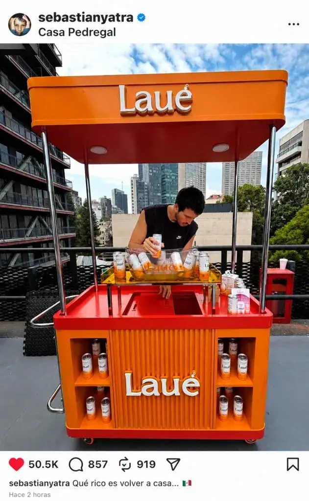 Sebastián Yatra junto a un carrito de degustación de Laué en una terraza de Ciudad de México, rodeado de latas del frizzante RTD elaborado con uva Verdejo.