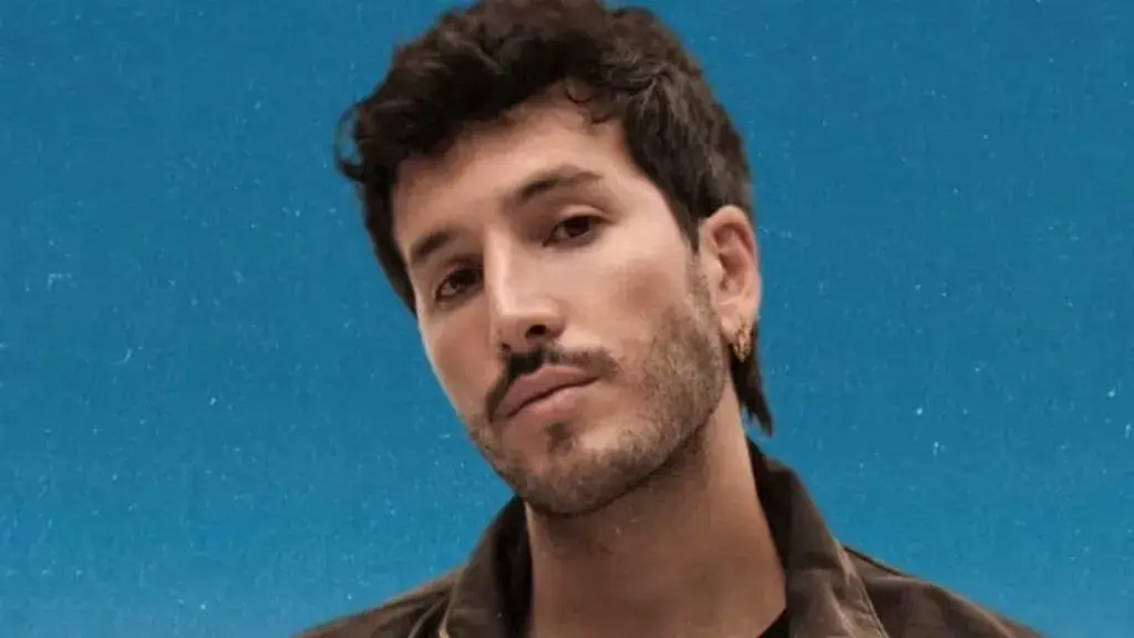 Sebastián Yatra durante una experiencia wellness organizada por Laué en Ciudad de México antes de su concierto, en un espacio rooftop con vista urbana y branding de la marca.