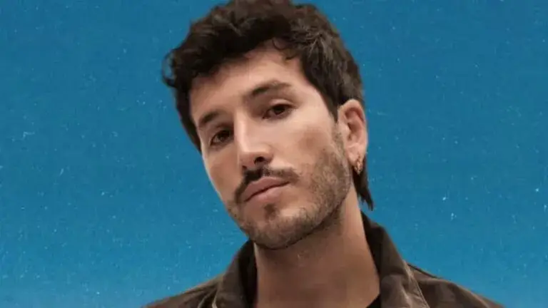 Sebastián Yatra durante una experiencia wellness organizada por Laué en Ciudad de México antes de su concierto, en un espacio rooftop con vista urbana y branding de la marca.