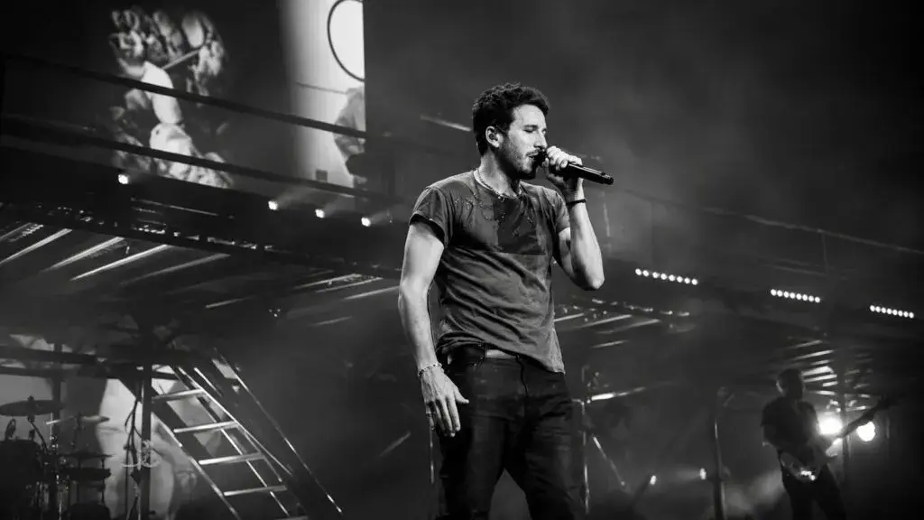 Sebastián Yatra durante una experiencia wellness organizada por Laué en Ciudad de México antes de su concierto, en un espacio rooftop con vista urbana y branding de la marca.