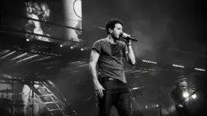Sebastián Yatra durante una experiencia wellness organizada por Laué en Ciudad de México antes de su concierto, en un espacio rooftop con vista urbana y branding de la marca.