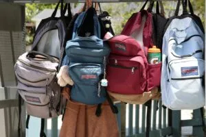 Voluntarios organizan mochilas escolares para estudiantes vulnerables en Florida Central antes del regreso a clases