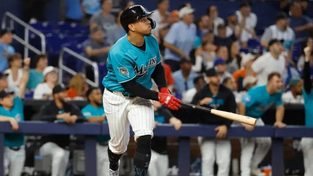 Heriberto Hernández celebra grand slam en victoria de los Marlins sobre los Mets