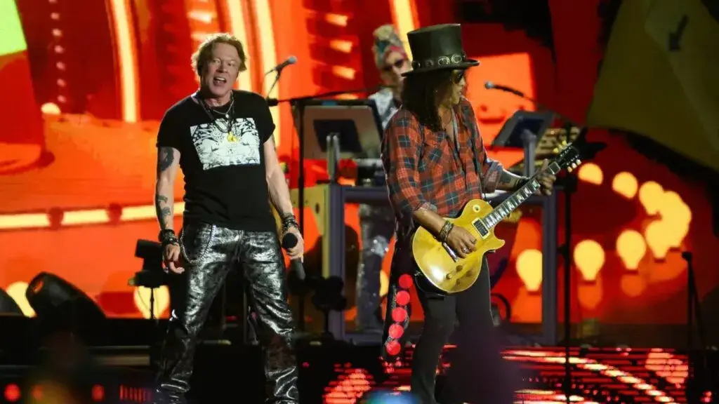 Guns N’ Roses en concierto con Axl Rose y Slash durante show previo al Gran Premio