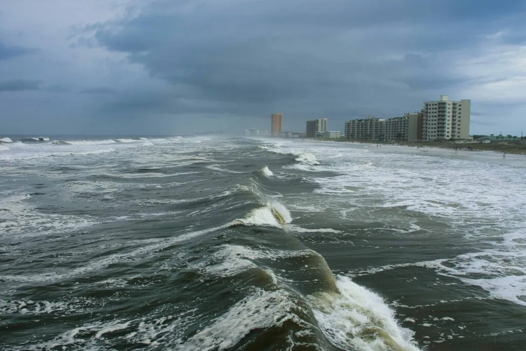 Turistas y parques temáticos de Florida preparados para la temporada de huracanes durante 2026