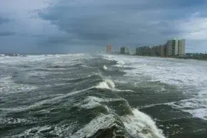 Turistas y parques temáticos de Florida preparados para la temporada de huracanes durante 2026