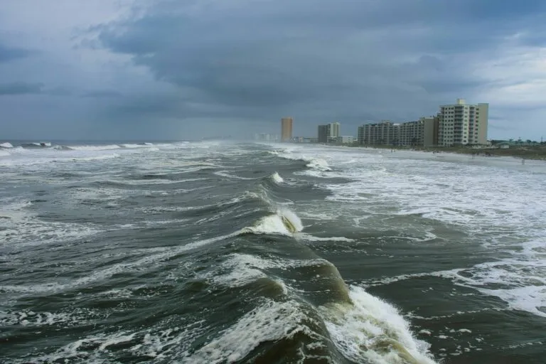 Turistas y parques temáticos de Florida preparados para la temporada de huracanes durante 2026