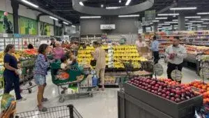 Impacto de la inflación en familias de Florida por aumento de alimentos y gastos básicos