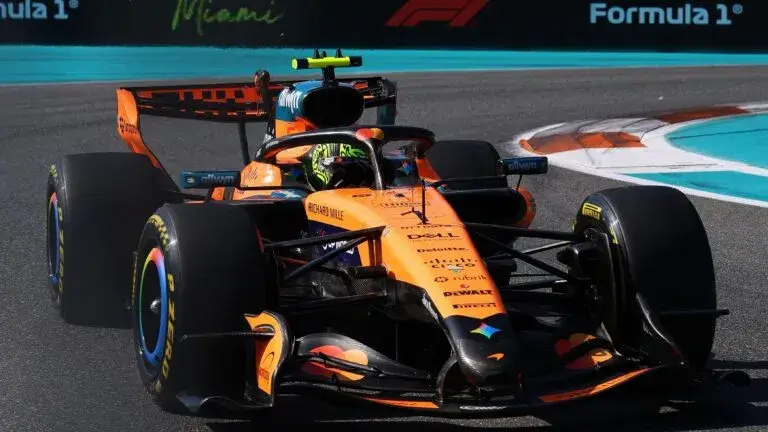 Lando Norris liderando la carrera sprint del Gran Premio de Miami con McLaren en pista