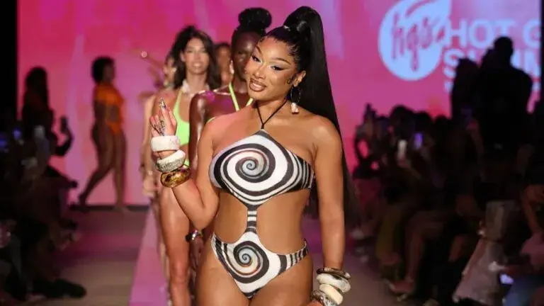 Megan Thee Stallion protagoniza desfile durante Miami Swim Week bajo la lluvia